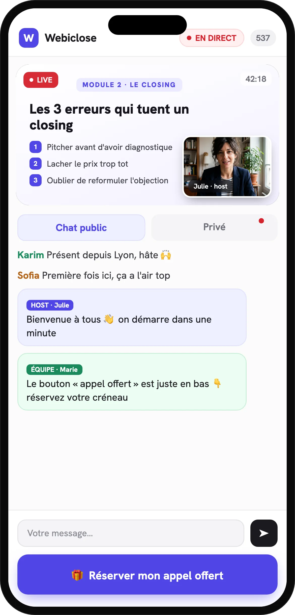Le live WebiClose sur mobile : video en haut, chat public et prive, CTA reservation